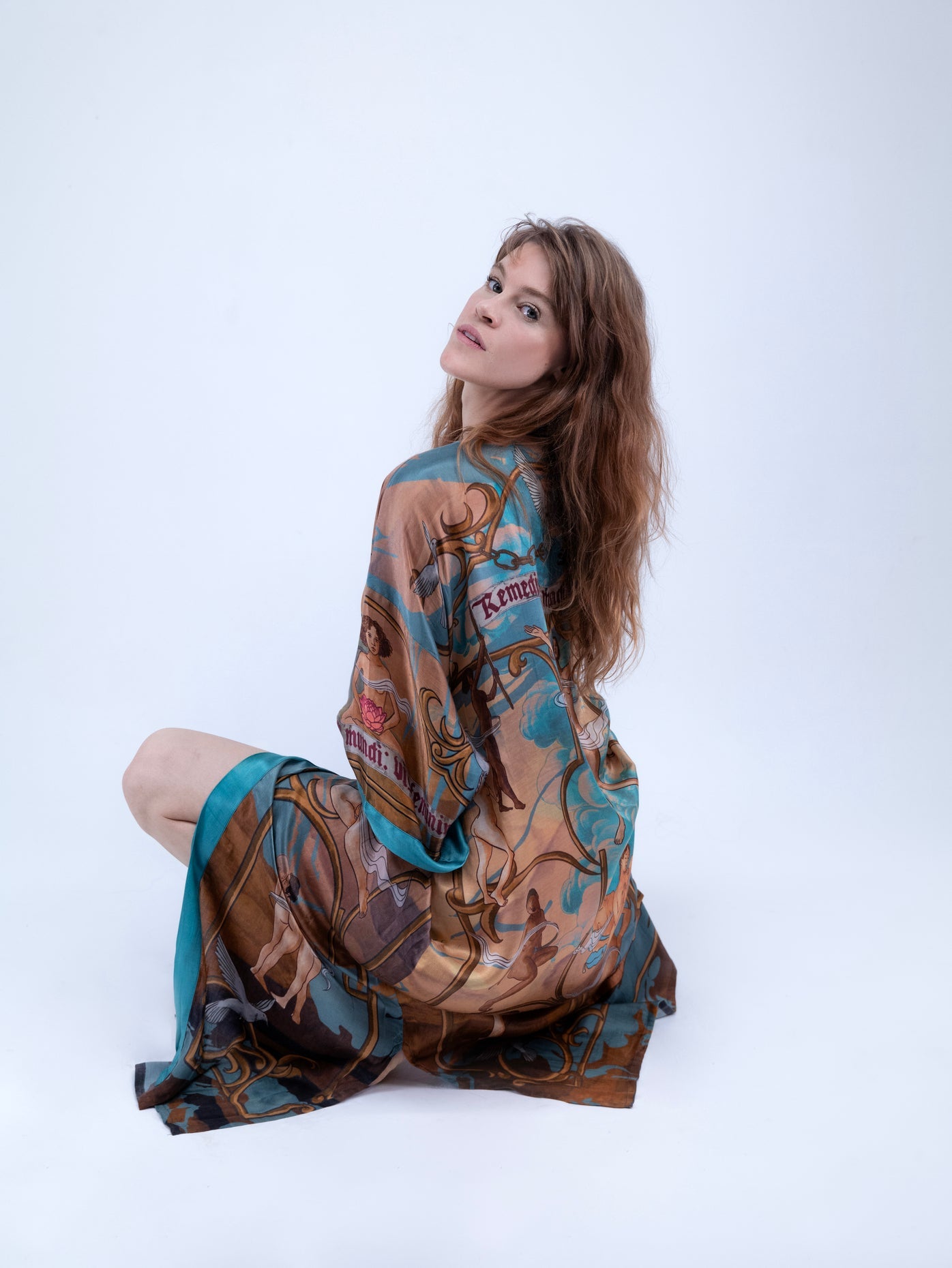 Side view of  Vis Feminina Golden artistic kimono highlighting pockets and structure